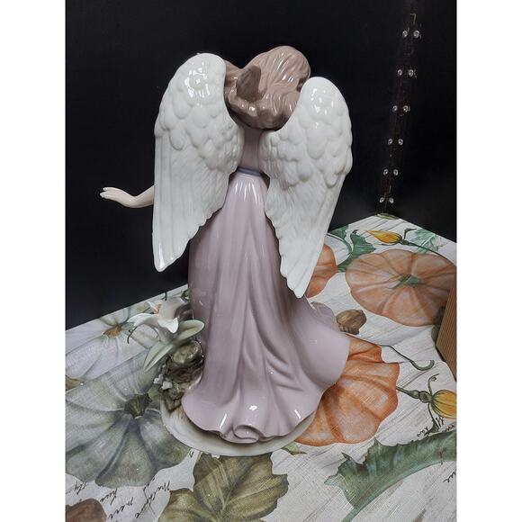 Grandeur Noel Collectors Angel porcelain with florals mint in Box Christmas - Picture 5 of 6